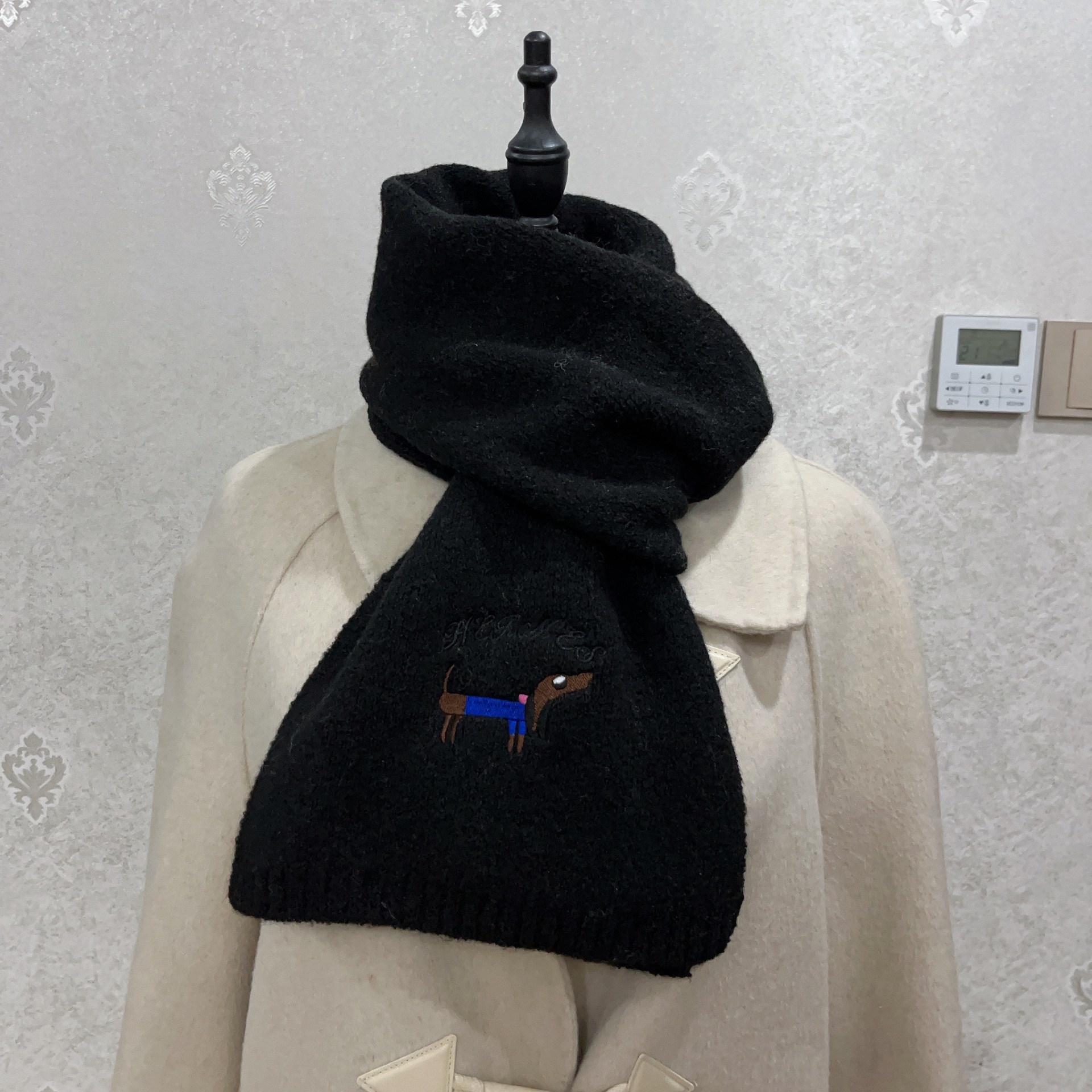 A new Korean-style knitted scarf for women in the autumn and winter of 2025, featuring a wool blend and dog embroidery, is versatile, warm, simple and fashionable pic 37