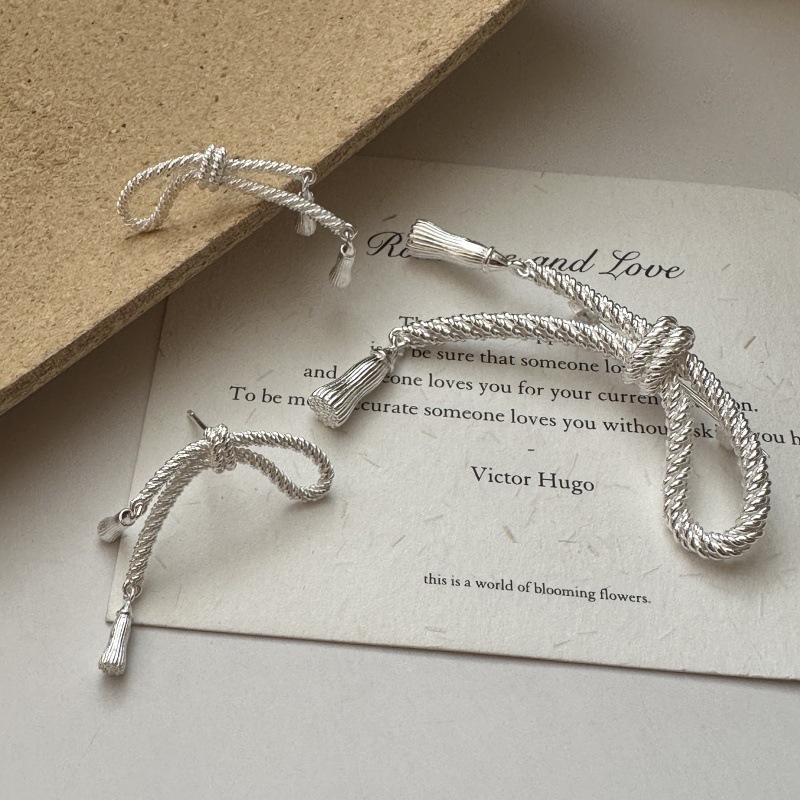 Wholesale of S925 sterling silver retro Korean Dongdaemun original single style bow tassel earrings and simple ear accessories Item Picture