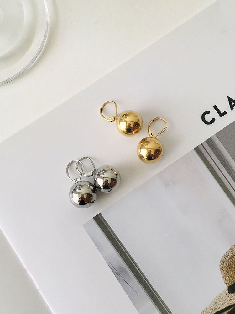 Retro and trendy ins texture line, high-end, fashionable and simple round ball and bead pendant earrings, the same style for female actress Ou Yangna