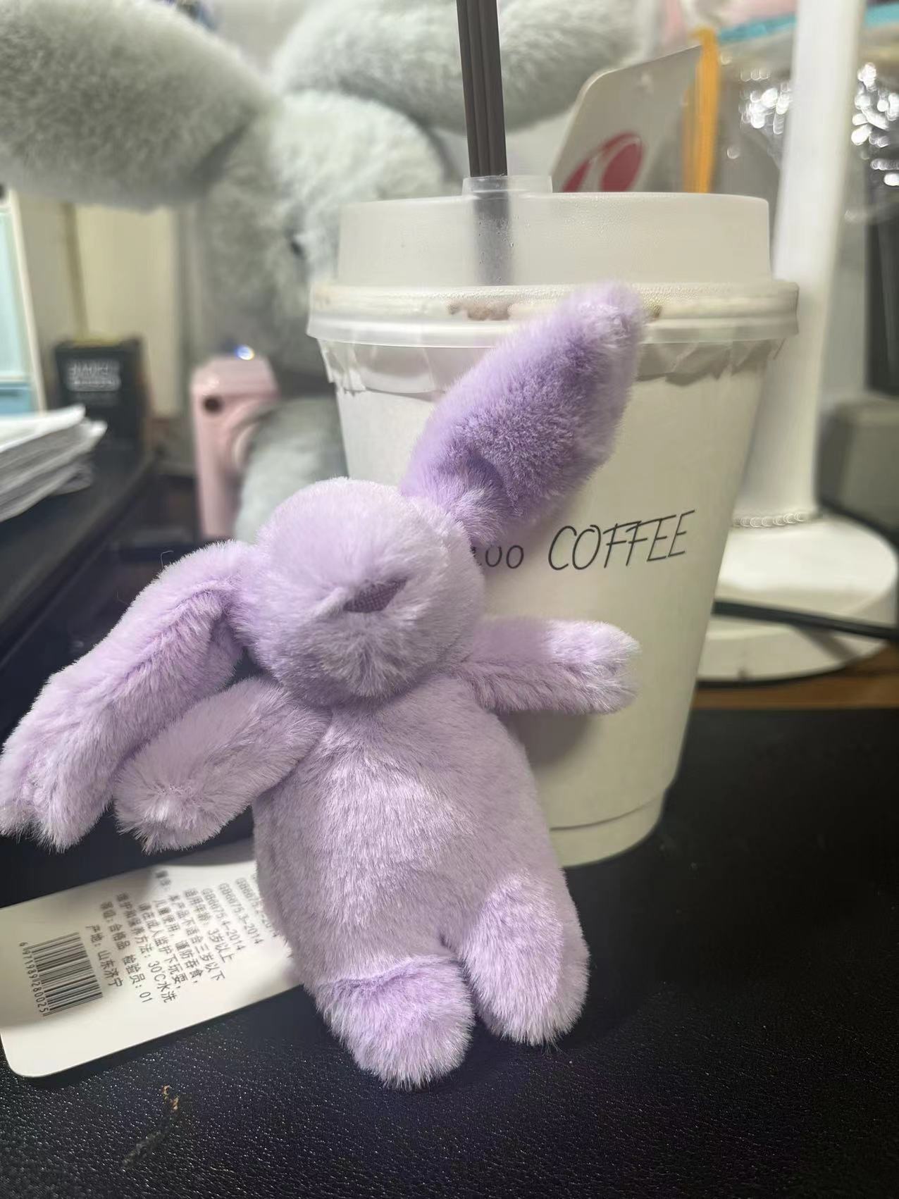 A pink little rabbit plush toy pendant, a heart-shaped rabbit backpack pendant details Picture