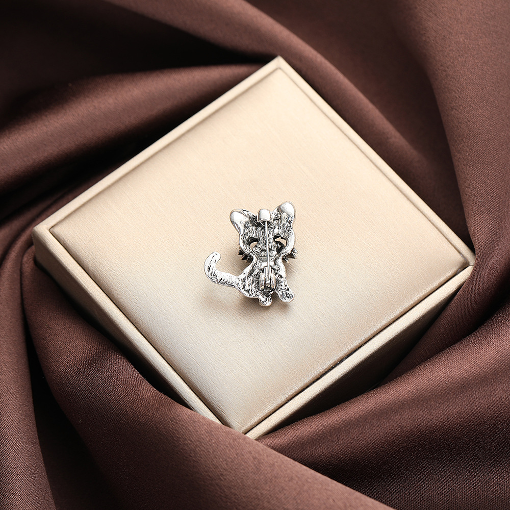 Aliexpress cross-border creative, fashionable and cute brooch, retro black cute little cat brooch, exquisite diamond-encrusted collar pin Application Scenario