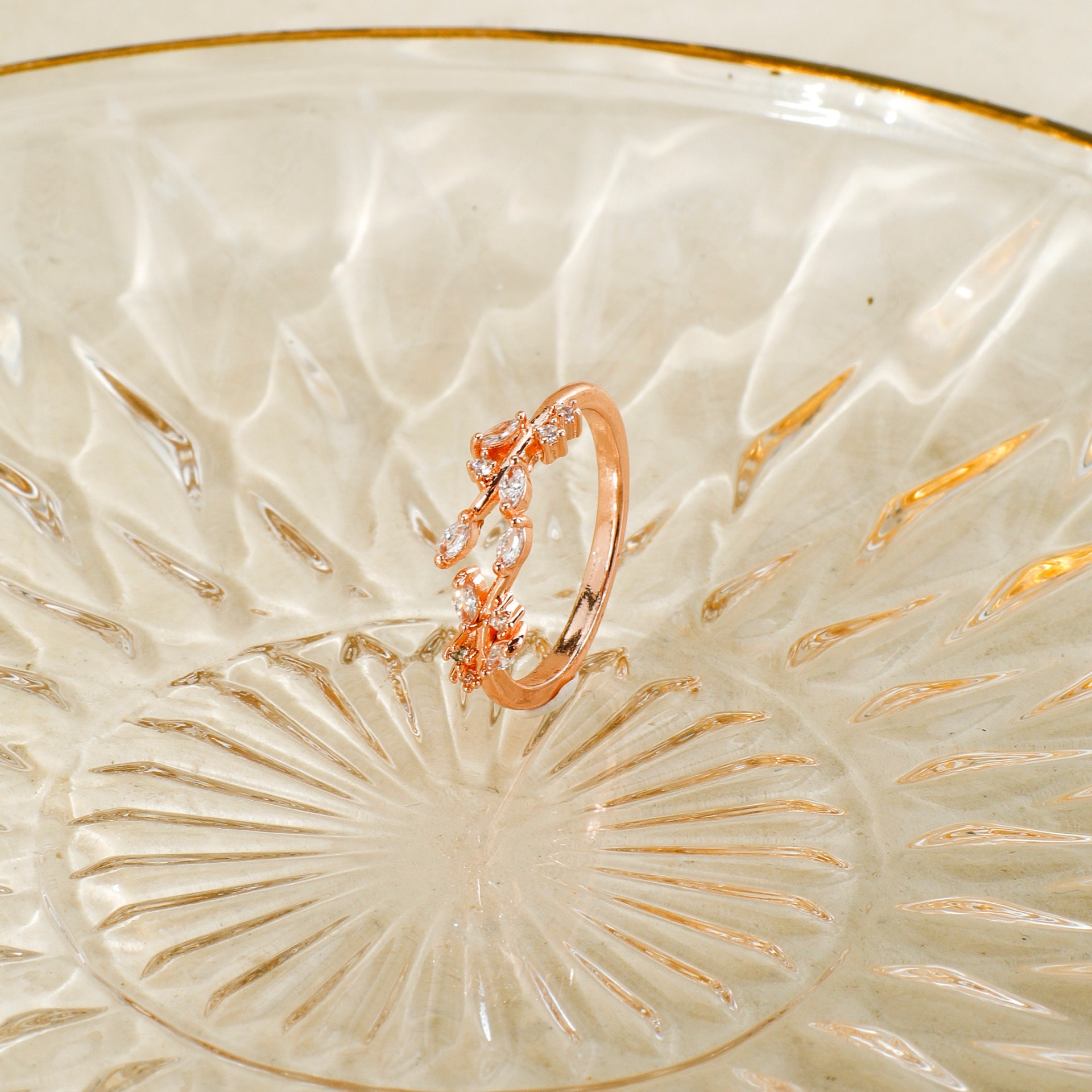This is a fashionable and unique leaf ring with an adjustable opening, featuring the same style as Shin Min-ah and Lee Jeong-eun Specification image