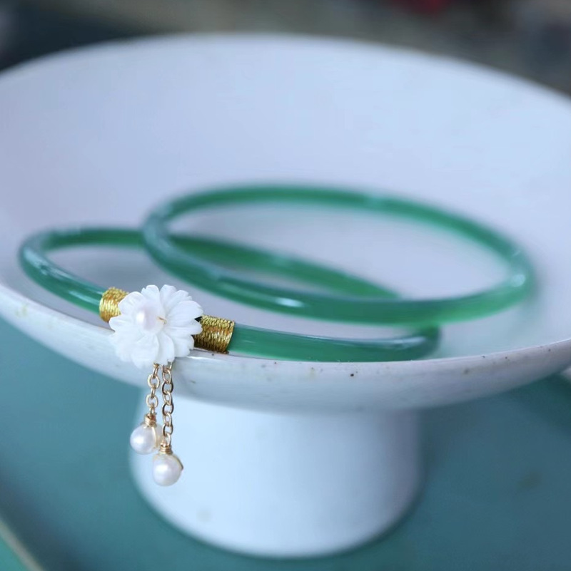 Natural chalcedony jingle bracelet, simple and elegant beauty bracelet, white butterfly shell small flower fine stripe agate bracelet wholesale