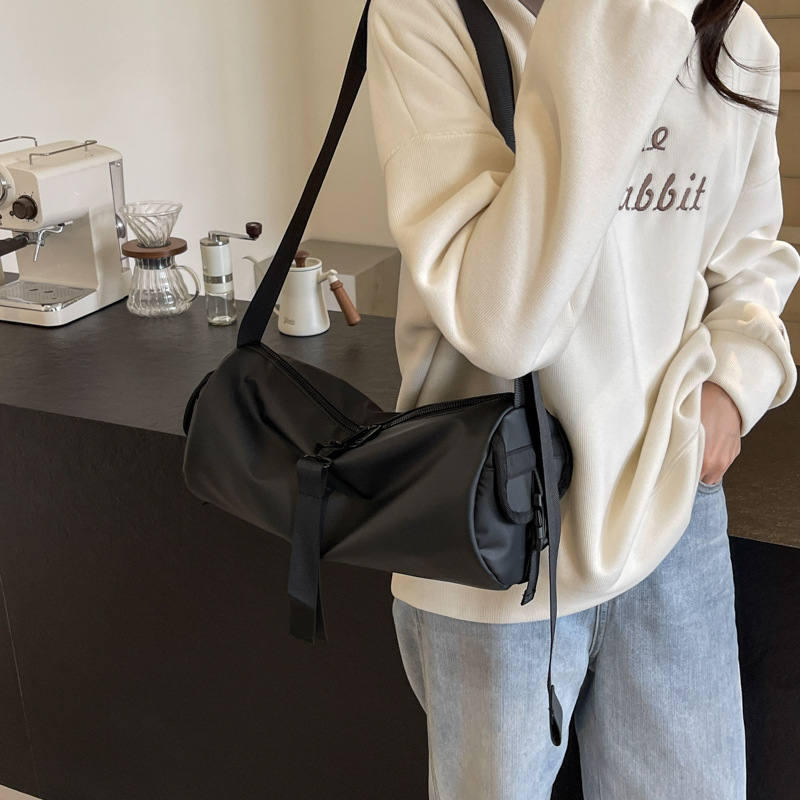 Small Fresh Bag Female Crossbody Bag 2024 New Casual Large Capacity Niche Simple Ins Shoulder Cylinder Bag Application Scenario