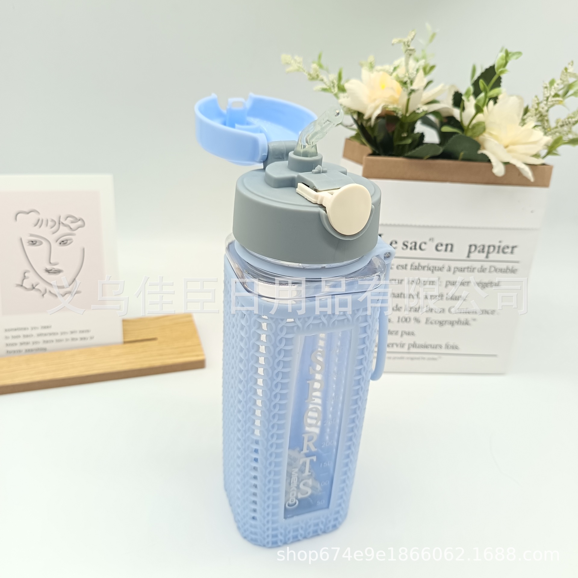 Amazon's best-selling sports water bottle, student large-capacity straw cup, pop-up lid, men and women hand in hand to take out the space cup Application Scenario