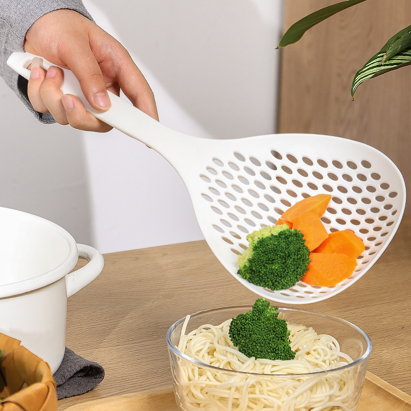 Japanese-style dumpling scooping ladle, kitchen long-handled noodle scooping ladle, high-temperature resistant household chaotic filter water draining scooping ladle