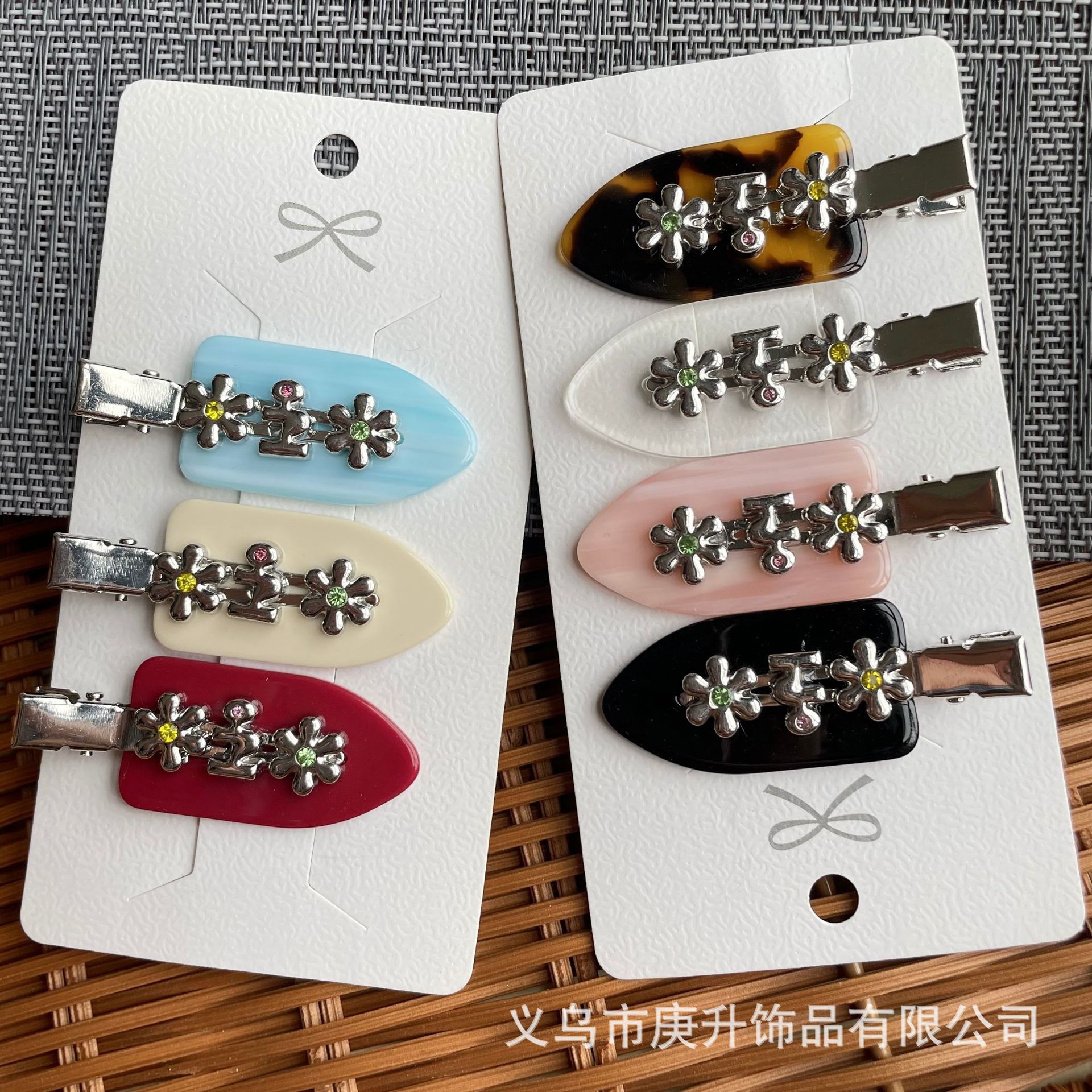 Ins-style cute metal flower invisible hair clips, women's bangs side clips, hair accessories, hair clips, niche design duckbill clips Application Scenario