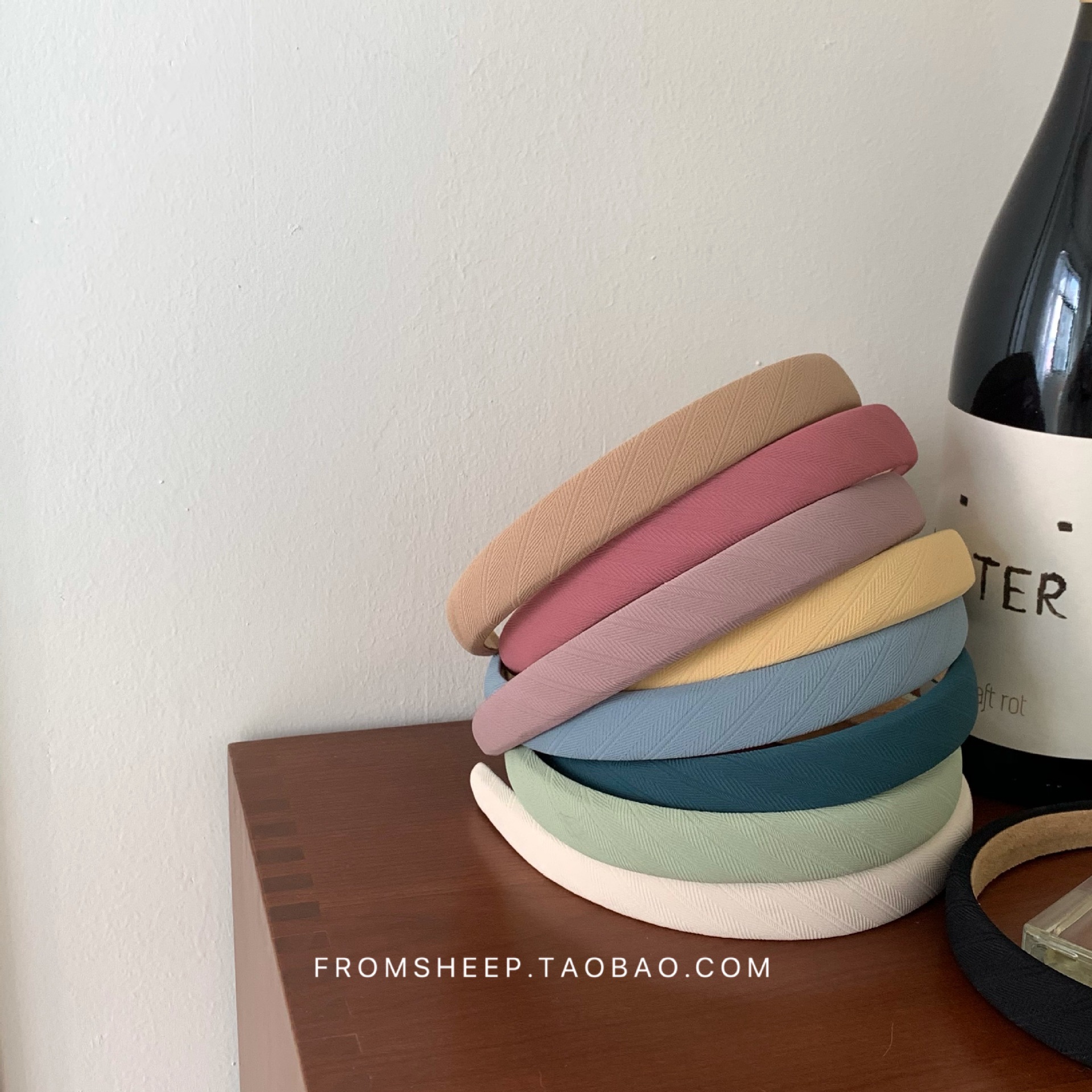 Korean-style hairbands for women in 2025 are trendy and versatile for going out. The headband is simple and elegant, and the hairpin is a popular online hair accessory with wide edges and a sweet look details Picture