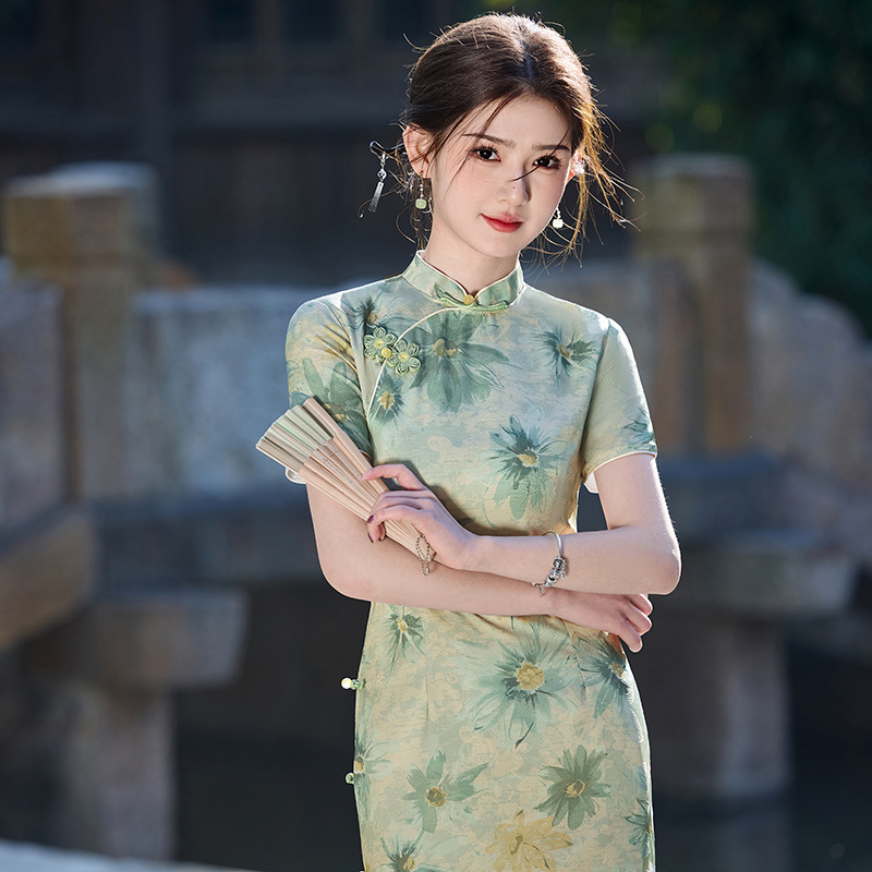 The new green double-layer acetic acid jacquard long, elegant and refined cheongsam for daily use in the spring and summer of the national trend Specification image