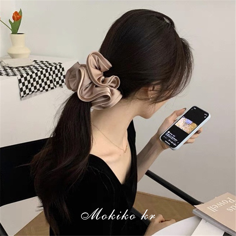 French design style, black ear-trimmed large intestine hair band, ins style satin hair tie, simple and elegant new hair tie for women Application Scenario