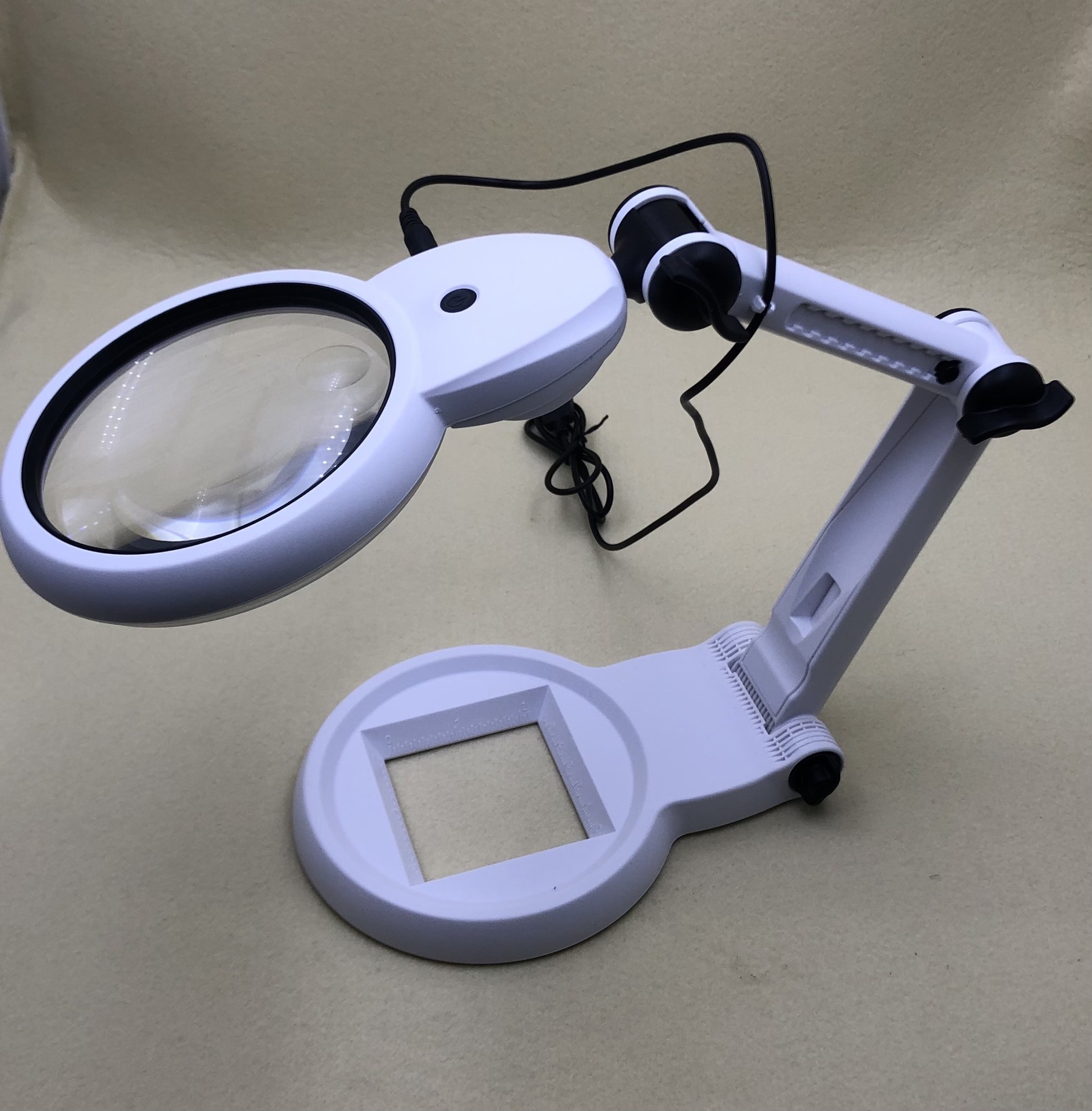 New 3B-1E folding handheld desktop with 18 LED lights, magnifying glass strap, master mirror gift, magnifying glass for the elderly Specification image