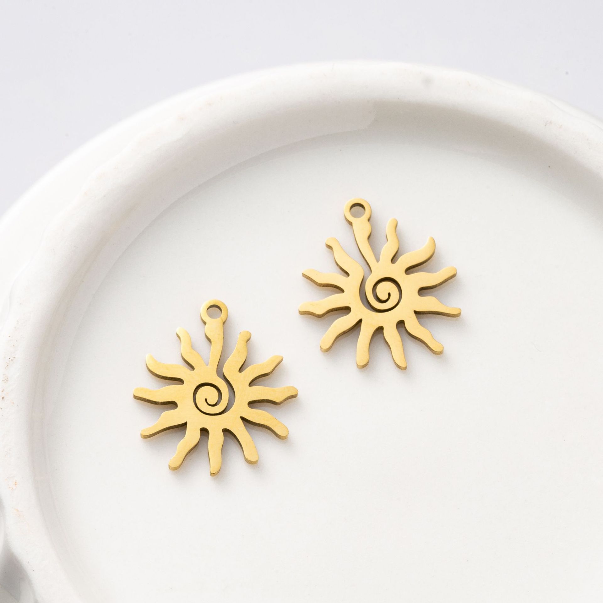 17*18Mm Color Preservation Titanium Steel Plated Real Gold Sunflower Pendant Diy Handmade Earrings Pendant Necklace Accessories Specification drawing