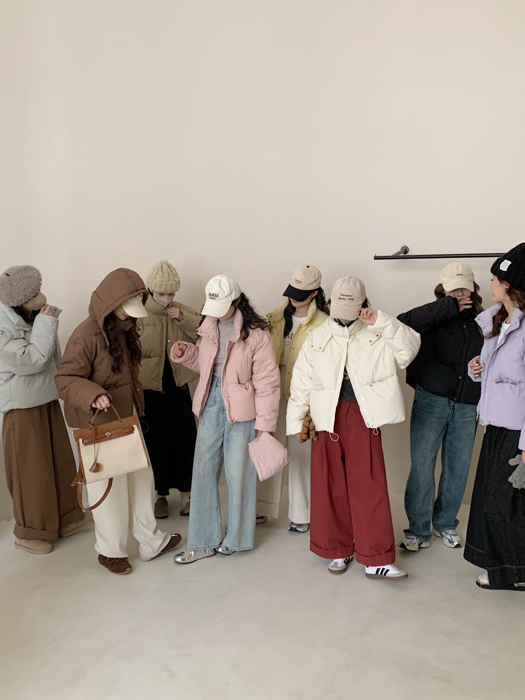 2025冬季羽绒服女短款韩系百搭纯色连帽小个宽松保暖面包服多巴胺详情3