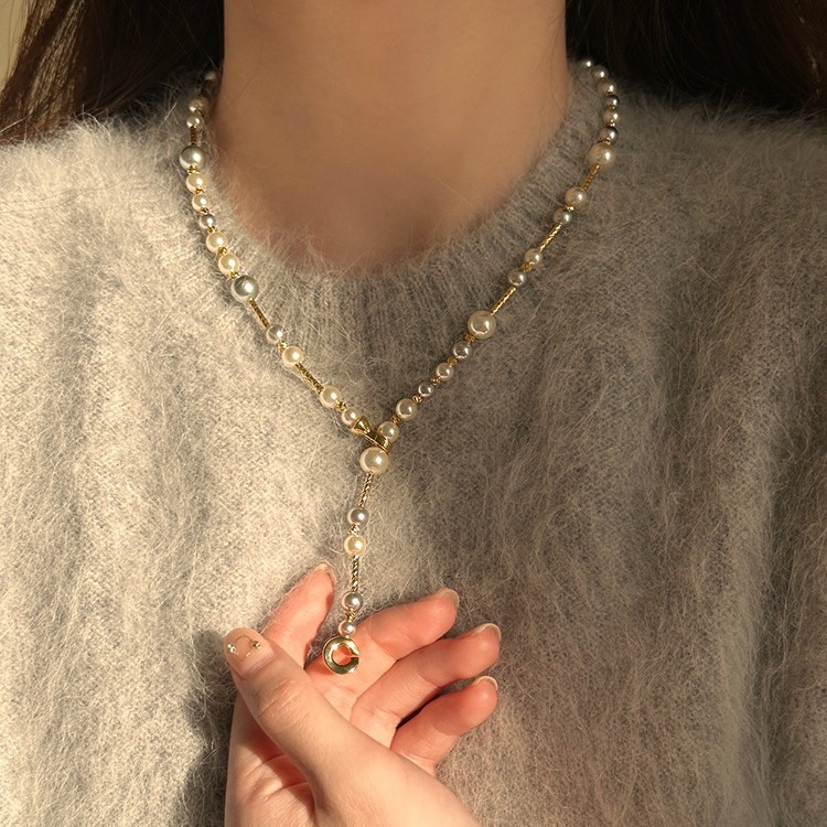 A retro autumn and winter new sweater chain, long, light luxury, niche, irregular pearl, elegant and high-end fashion necklace