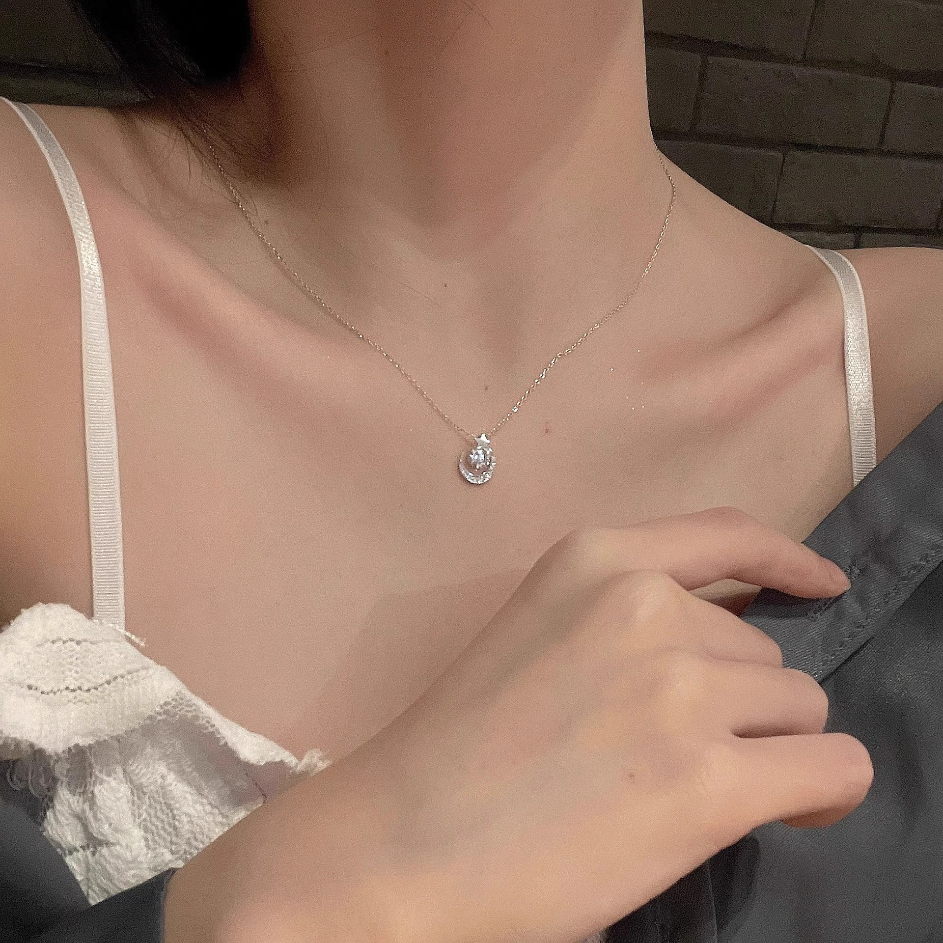 Stars And Moon Necklace For Women 2023 New Fashion Light Luxury Small High-Grade Sense Of Temperament Collarbone Chain Network Red Specification drawing