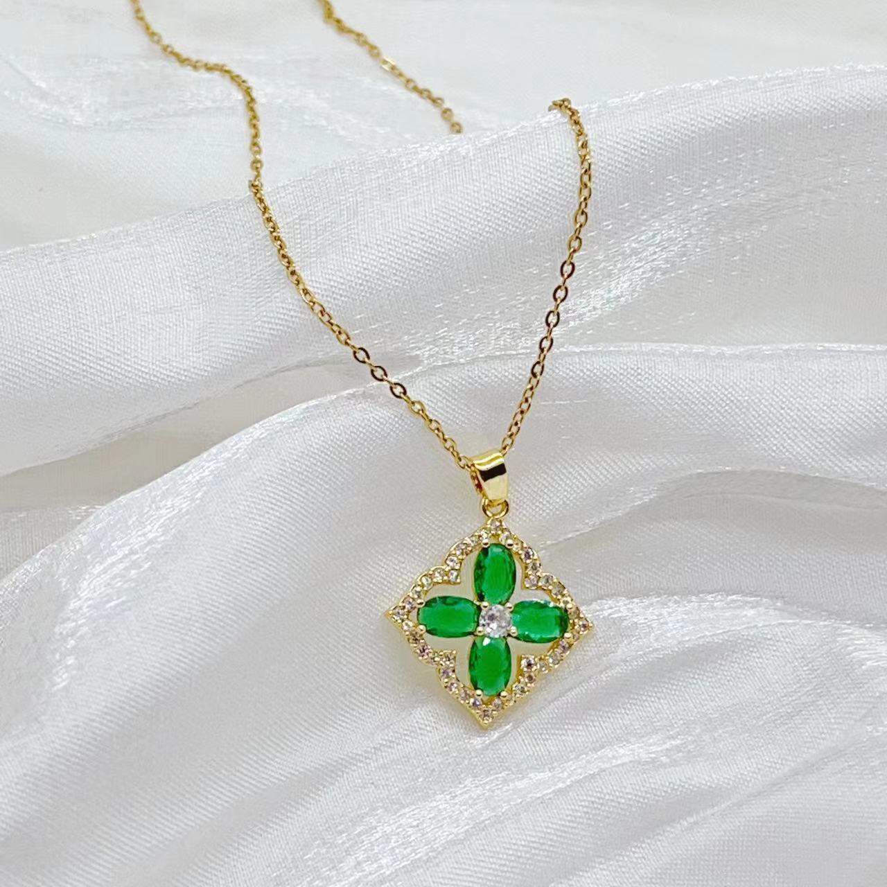 This necklace features a new design of four-leaf flower colored zircon by a female Internet celebrity, with a unique and light luxury style. It is a collarbone chain made of titanium steel Specification image