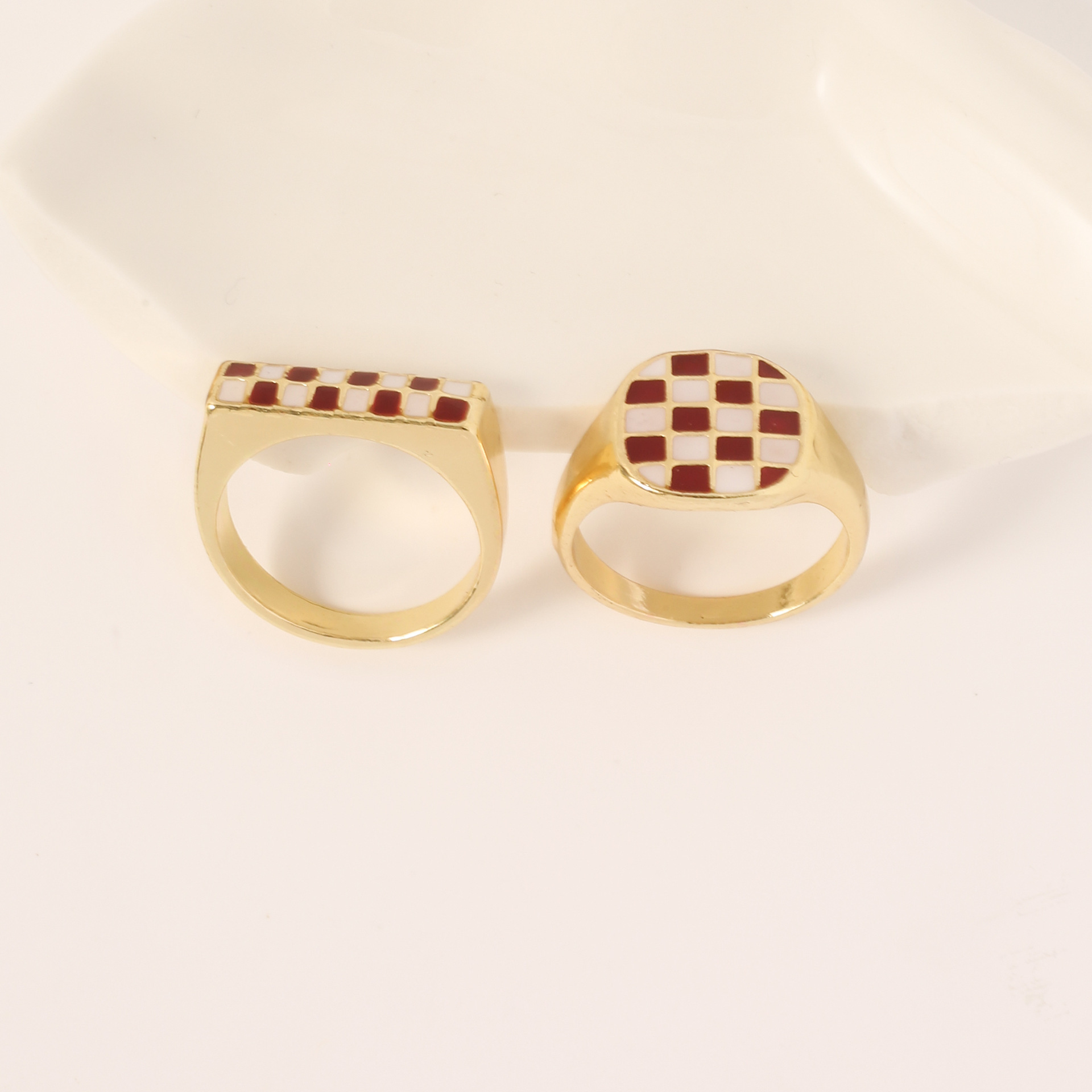 European and American fashion trend 18k gold-plated ring, red and white checkered heart checkerboard pattern ring, ladies' couple rings Application Scenario