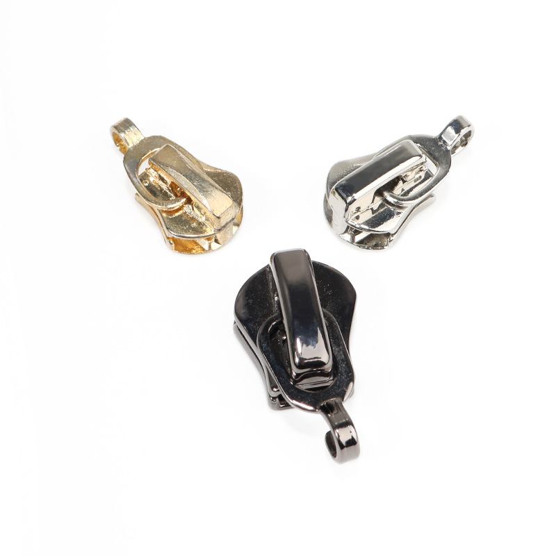 Wholesale of No. 5 metal zipper pulls with lock hooks, clothing pull pulls, bag pull pulls, tent seam pull pulls, zipper accessories Application Scenario