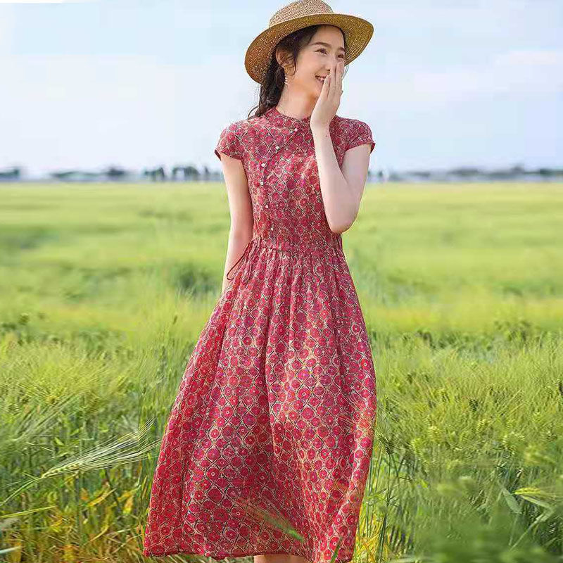This 2022 new style of women's summer dress features a literary and retro style. It is made of pure cotton, large size, and has a slimming effect. It is a medium-length dress with floral prints