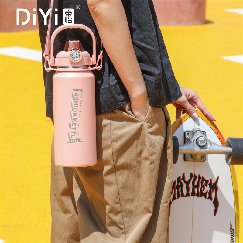 Di Yi Thermal Cup Large Capacity Simple Men And Women High Appearance Level Thermal Pot Outdoor Students Large Straw Cup Application Scenario