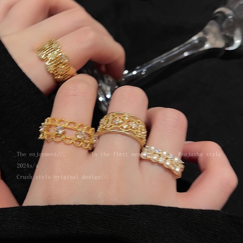 The New Kimoj Ring Exudes A High-End Korean Style And Is Fashionable. It Features A Wide, Hollowed-Out Lace Opening Ring With A French Retro Style. It's A Versatile Ring For Commuting And Trendy Item Picture