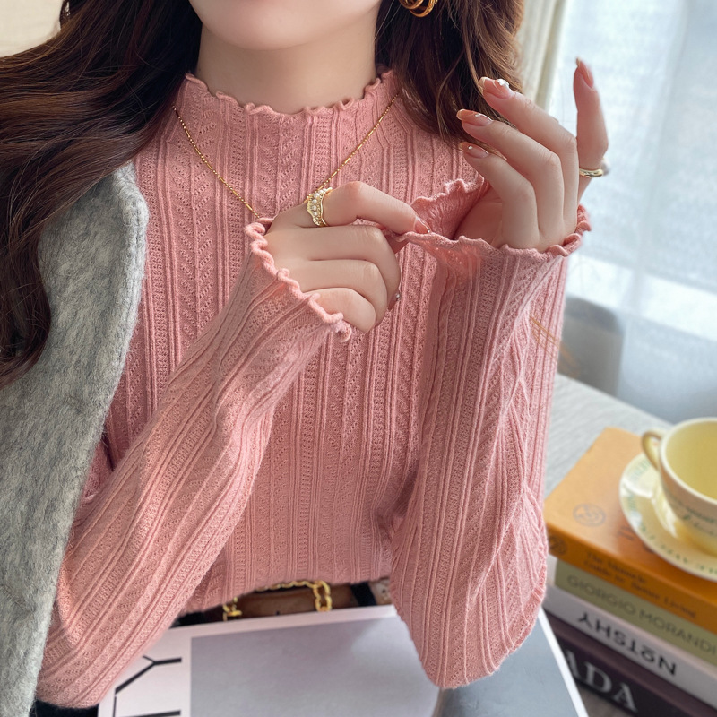A high-end white base layer for women in the 2024 autumn and winter collection, paired with a semi-high-neck sweater and a black ear-trimmed knitted top details Picture
