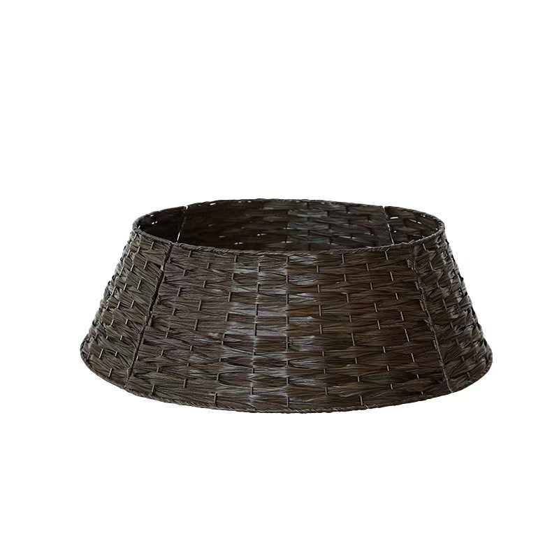 The Christmas tree skirt exudes a sense of sophistication. It features a decorative canopy under the Christmas tree and a Nordic retro Christmas tree decoration base Item Picture