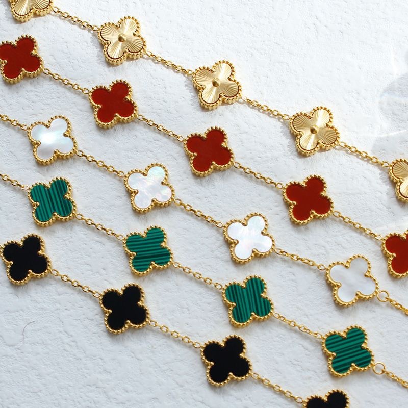The high-end V gold four-leaf clover bracelet from Vanjia for women, made of titanium steel, features a light luxury electroplated 18k gold design. It is a niche item that is popular on social media and does not fade Specification image