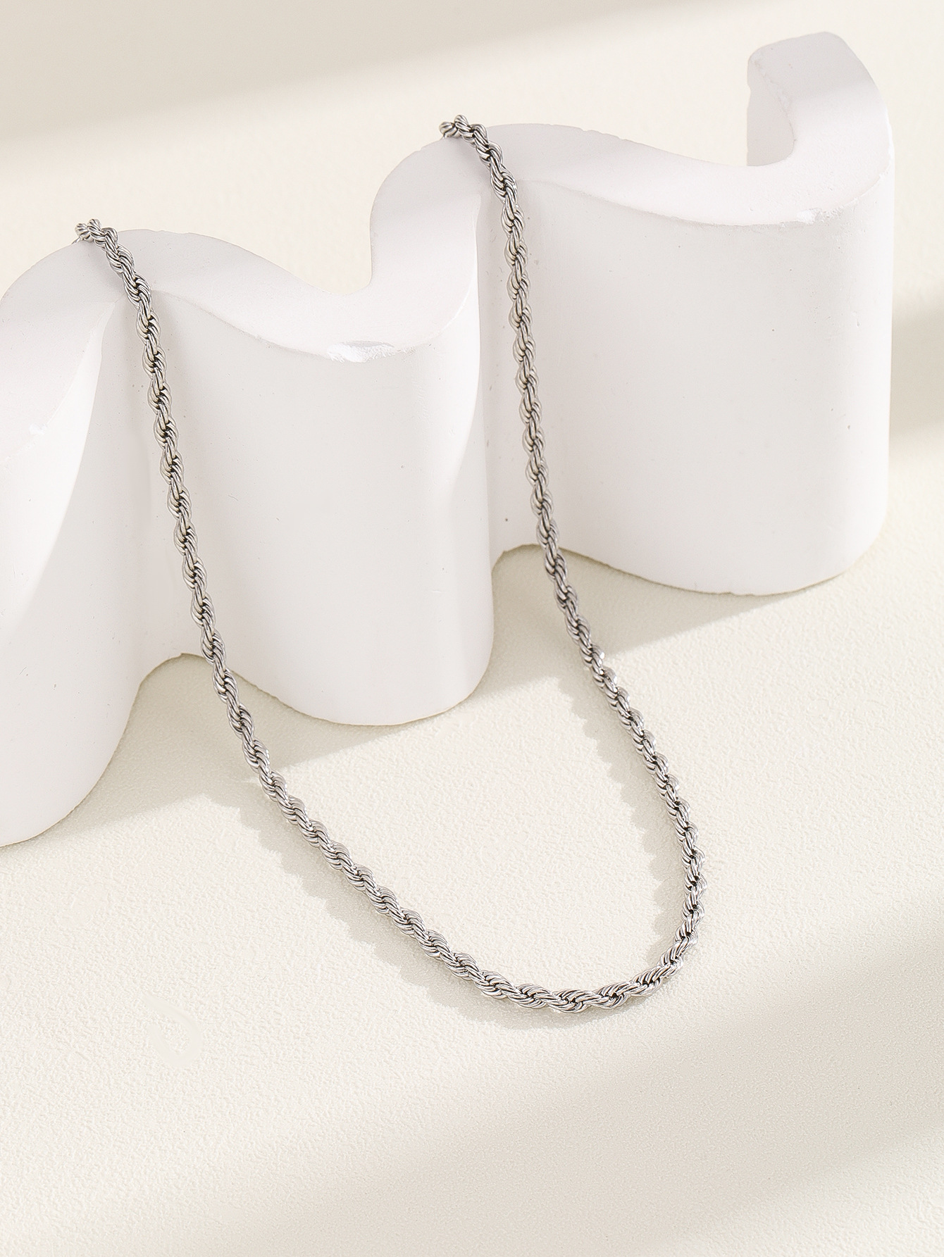 Classic and fashionable stainless steel necklace for men, European and American trend, powerful Cuban chain, hip-hop titanium steel necklace manufacturer wholesale Item Picture