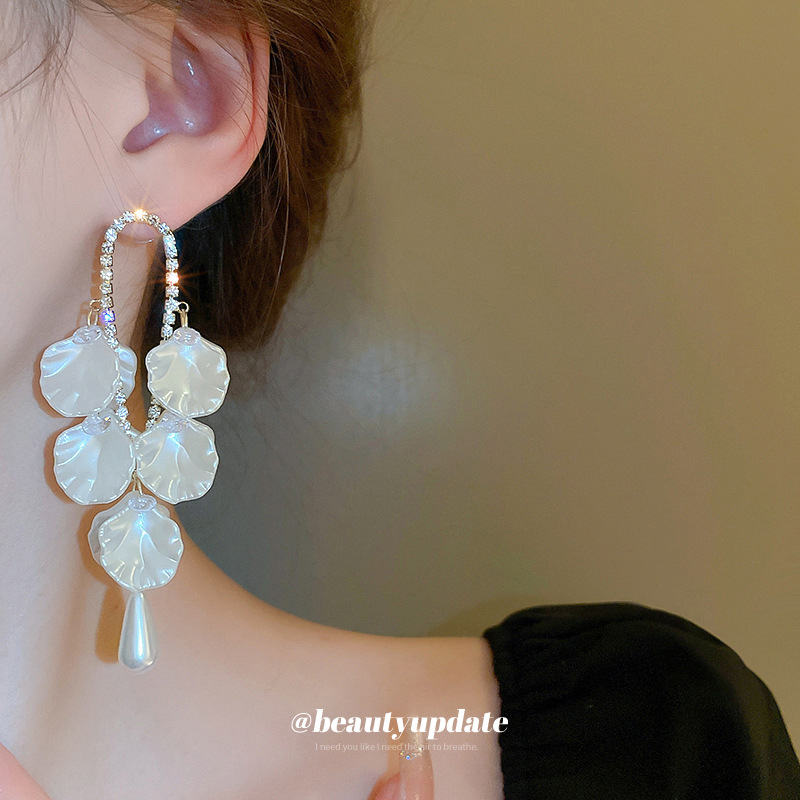 Silver needle, pearl, flower, shell, long tassel earrings, light luxury and fashionable design sense, high-end earrings wholesale Application Scenario