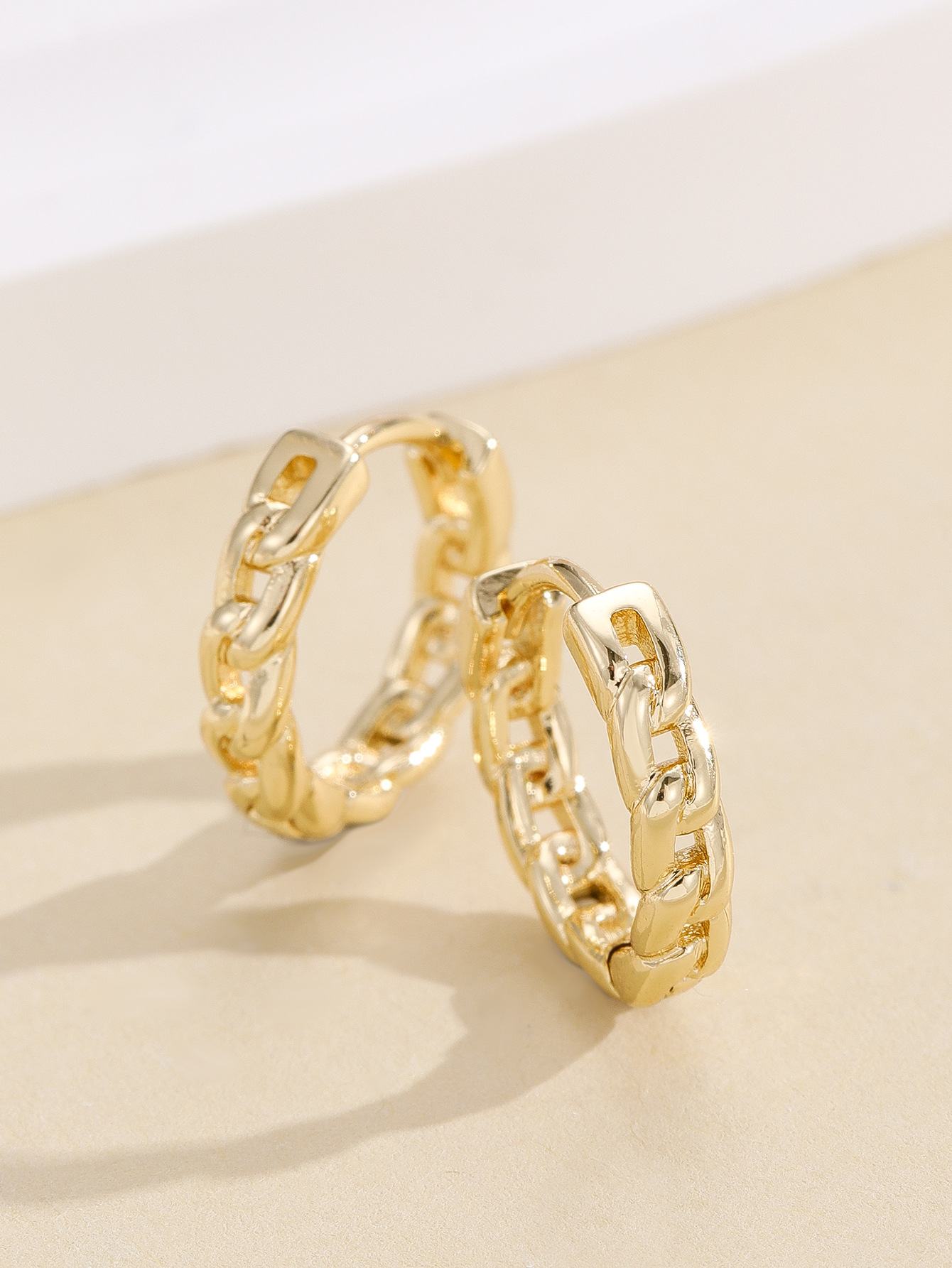 Personalized chain ear loops, simple Korean, European and American style, Hong Kong style, gold chain twist small ear loops, ear loops and earrings Application Scenario