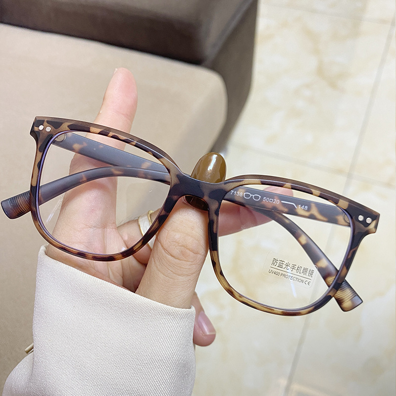 The Korean version of the anti-blue light small glasses frame that shows the face without makeup is the same as the one on Xiaohongshu. Women can pair it with square glasses frames of prescription details Picture