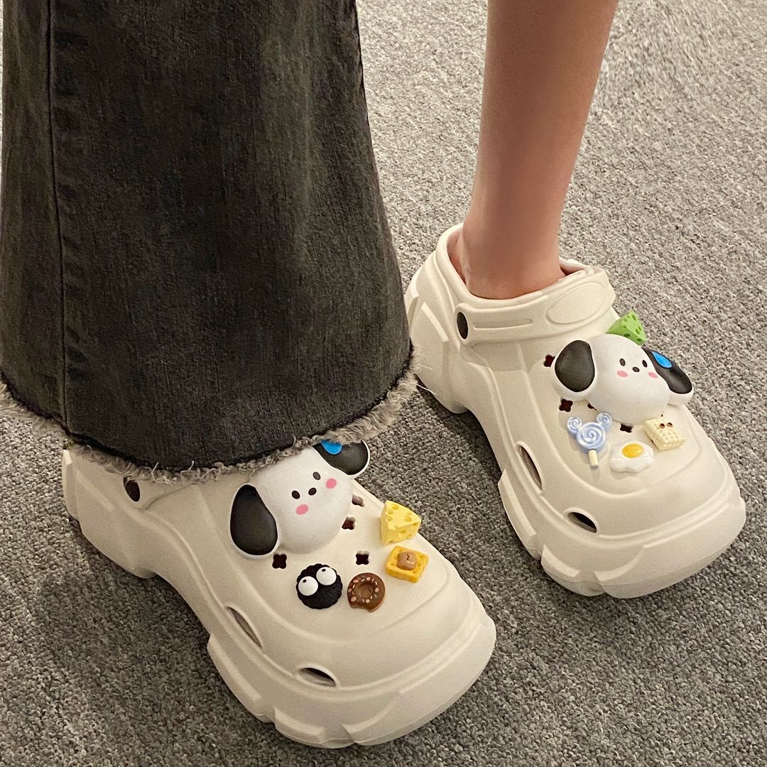Young Girl Heart Crocs Female Wear Summer Beach Slippers Lovely Platform Two Wear Office Baotou Korean Version Of Flip-Flops Application Scenario