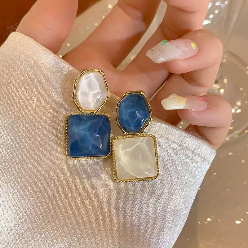 Diamante asimétrico elegante atmosférico aretes para mujeres nicho sentido del diseño moda único aretes temperamento exagerado orejeras