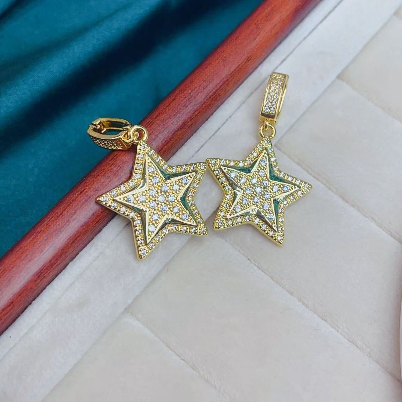 Copper-plated real gold, slightly inlaid zircon five-pointed star, all-purpose pearl bracelet, necklace, versatile pendant accessory Application Scenario