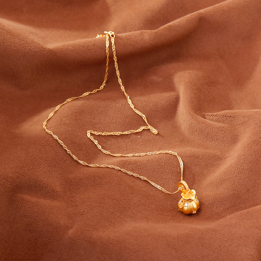 Hyacinth New Chinese-style golden small lucky bag pendant necklace, exquisite high appearance level, niche design, light luxury, fashionable and versatile collarbone chain Specification image