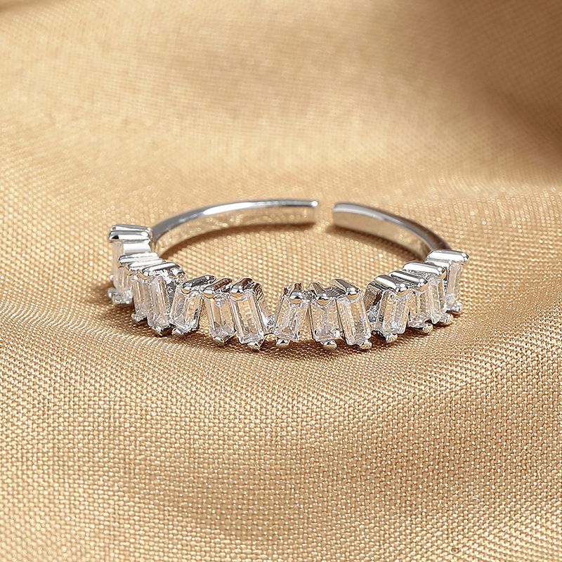 The New Kimoj Ring Features A Cold And Irregular Zircon Style. It Exudes A Light Luxury, Niche, Exquisite And High-End Feel. The Ring Is Fashionable And Individual details Picture