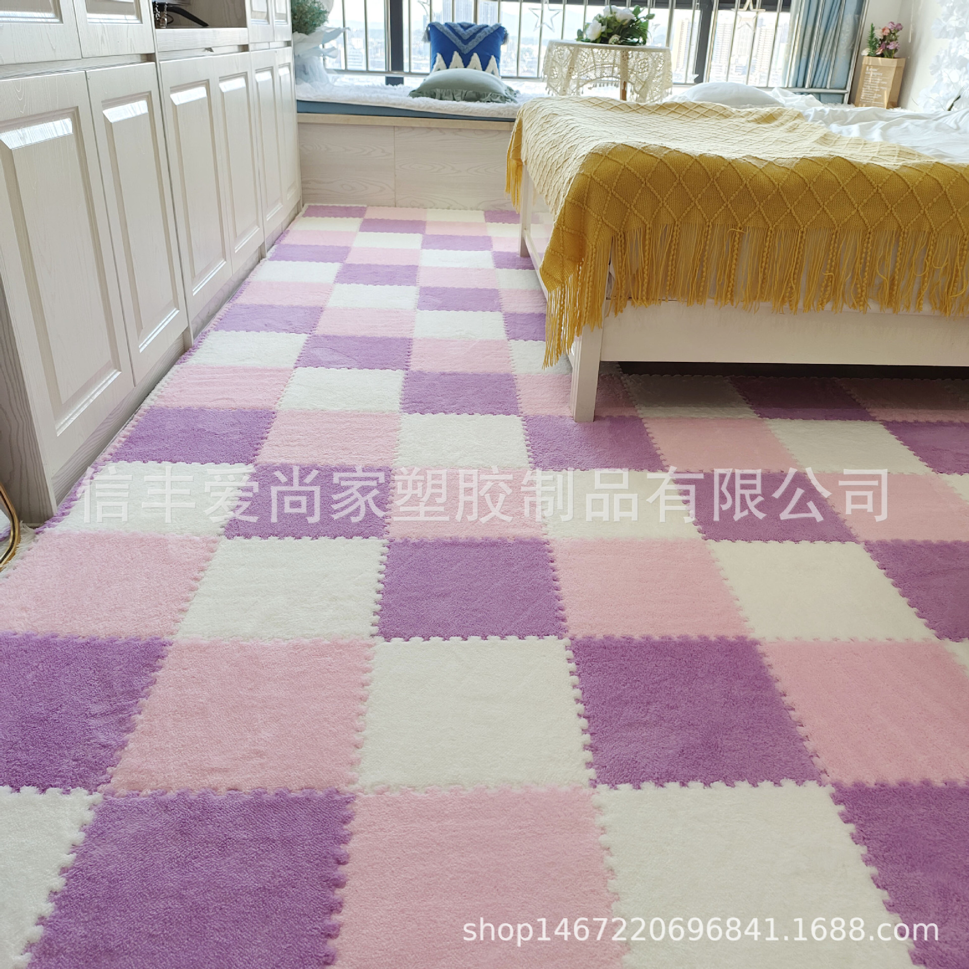 The bedroom is fully carpeted, with a plush bedside blanket in an ins style. The living room is covered with foam floor MATS and a patchwork blanket Specification image