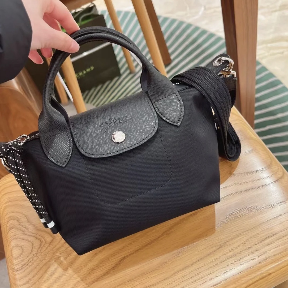 Longxiang energy Nylon waterproof Dumpling Bag, hand-held shoulder crossbody bag, large-capacity shoulder strap, detachable women's bag Application Scenario