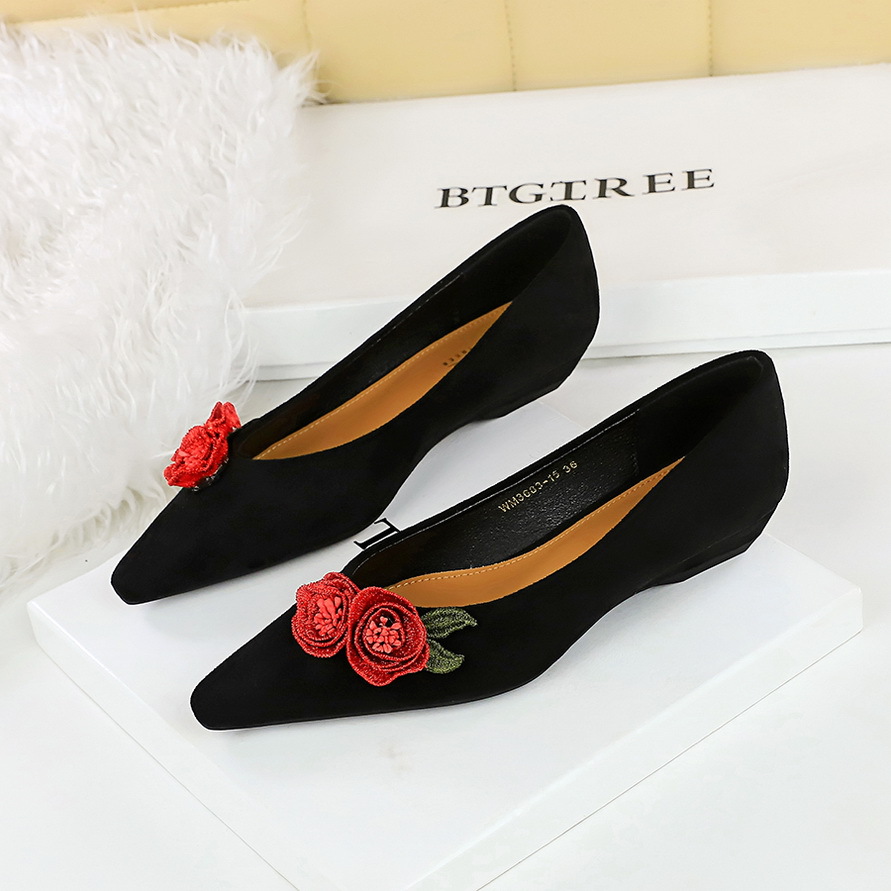 国潮中式小众浅口单鞋女尖头绒面女鞋坡跟花朵修脚舒适低跟鞋