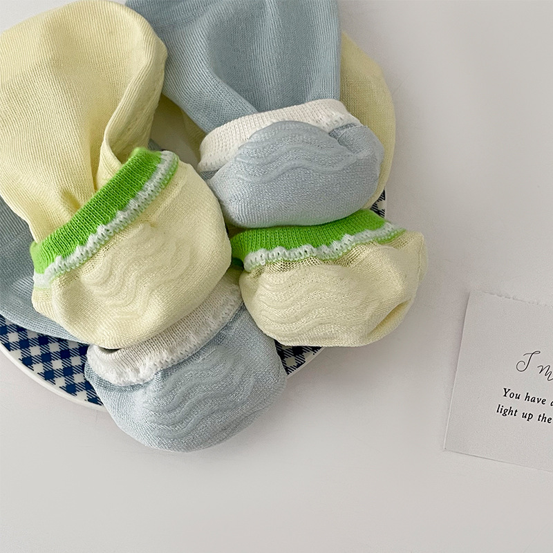 Korean Version Of Hosiery Socks Female Invisible Contrast Color Hosiery Socks Ins Sweet Day Pinstripe Boat Socks Wholesale Application Scenario