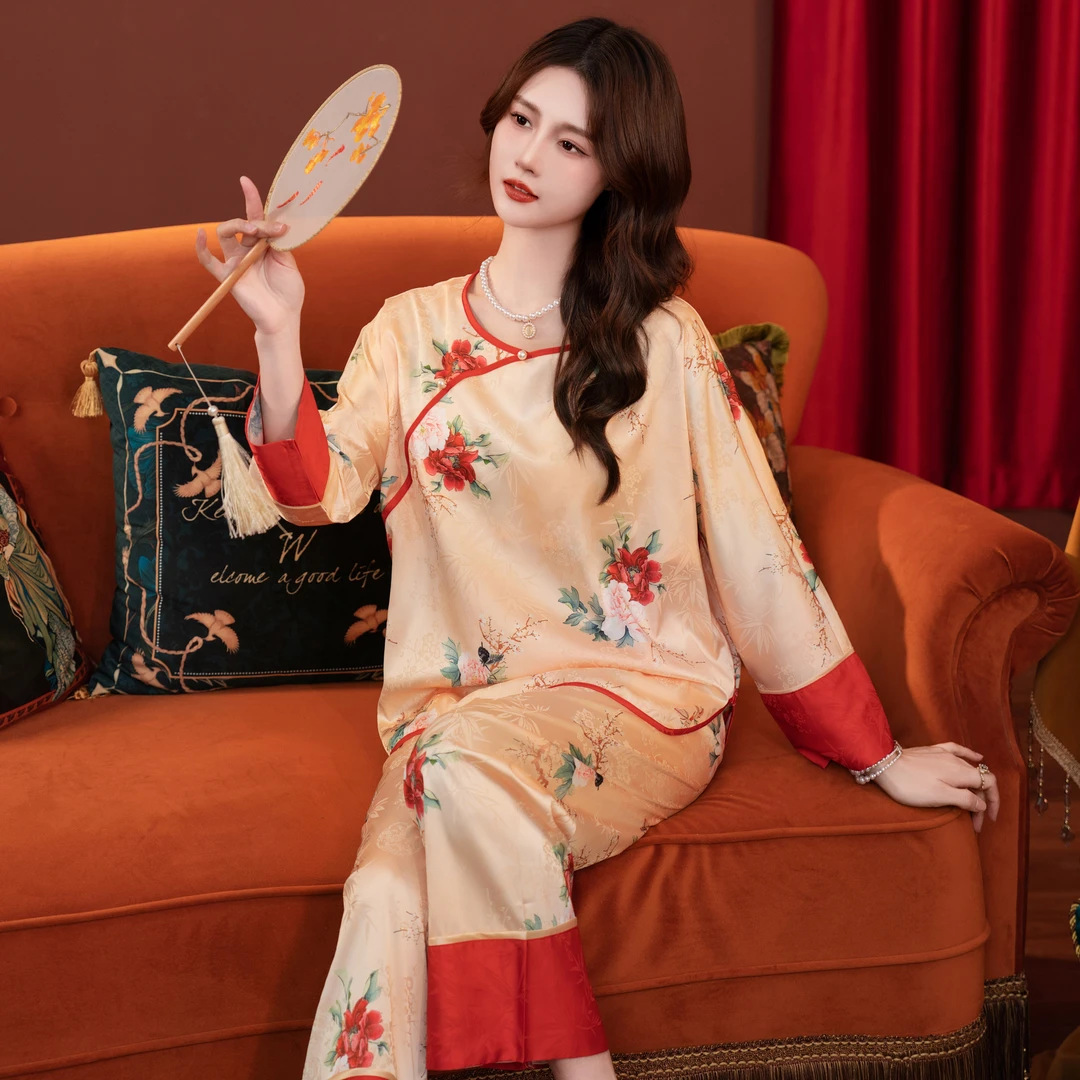 "National trend Shanghai story, retro Chinese style ice silk pajamas for women spring and summer jacquard round neck three-quarter sleeve home wear set. Application Scenario