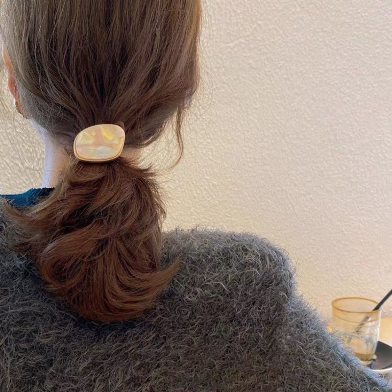 Hair Band Wholesale Ins Temperament Simple Scrunchie Delicate Light Sense Head Rope Rubber Band Hair Rope Female Adults Application Scenario