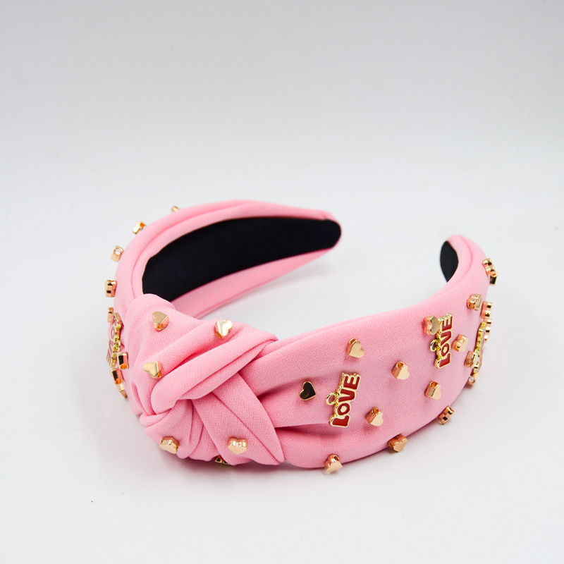 Qiwei Accessories' exclusive cross-border new hair band, fashionable and creative alloy oil drip LOVE letter accessory headband, women's heart-shaped simple hair accessory Application Scenario