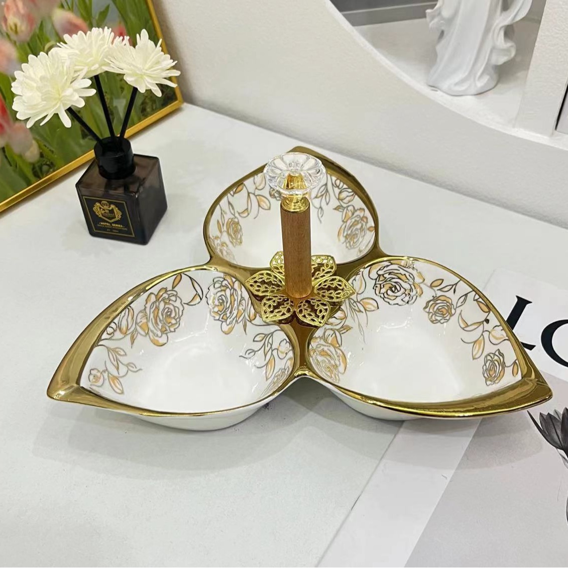 Creative ceramic multi-compartment fruit plate, pastry plate, flower tea, dried fruit snack plate, crystal, 4-compartment tableware, fruit plate, 13-piece golden castle vase Application Scenario