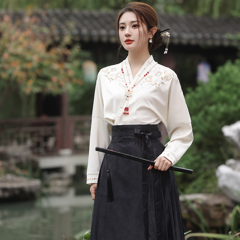2025新款新中式中国风改良汉服日常一片式系带马面裙绣花上衣套装