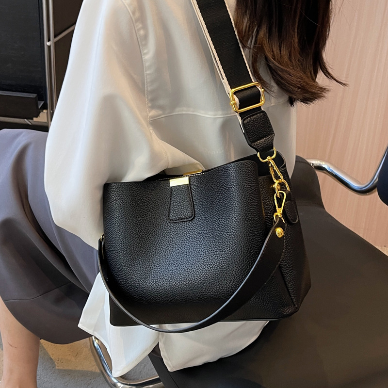 Wholesale of trendy and fashionable hand-held bucket bags, large-capacity crossbody bags, high-end and light luxury women's bags Specification image