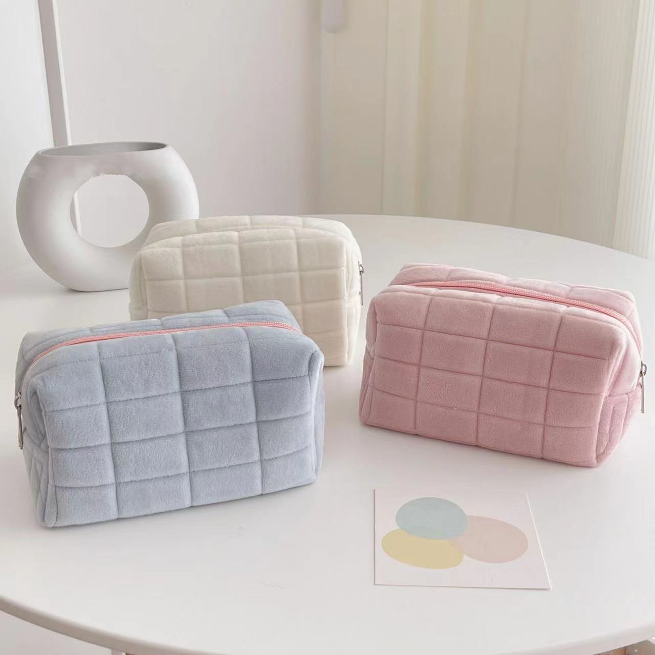 Cross-border velvet stress-relieving pillow, makeup bag, convenient toiletry bag, large capacity, high-end style, grid cosmetics storage bag