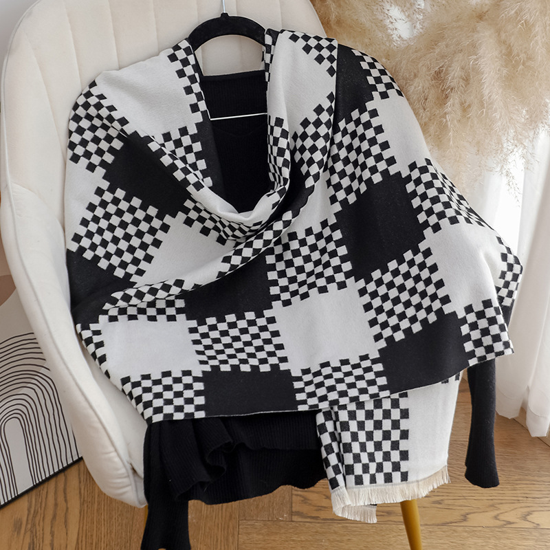 This new black and white checkered knitted scarf is a popular female Internet celebrity. It's a versatile and warm Korean version for winter. It's a couple's scarf