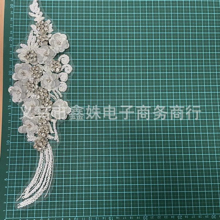 The bride's wedding evening dress is made of fish-tail appliqued pattern material and lace patches Item Picture